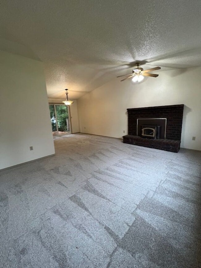 Building Photo - South Hill 3 bedroom house