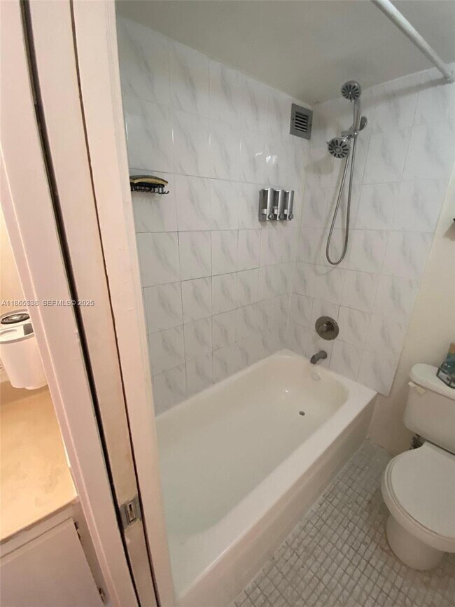 Foto del edificio - 16909 N Bay Rd