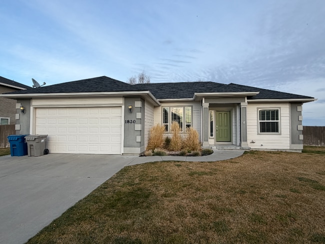 Building Photo - 1820 SW Silverstone Ave