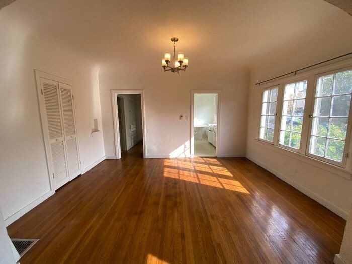 Foto principal - LARGE Spanish Style 4-plex WeHo Adjacent