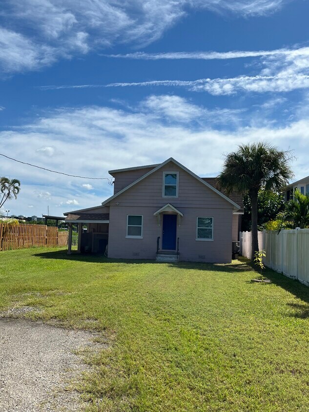 Foto principal - 412 Riverside Dr