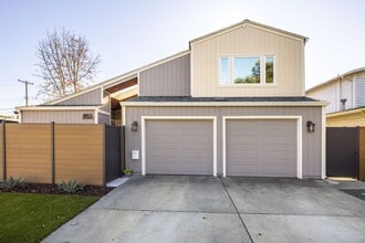 Building Photo - 714 E Charleston Rd