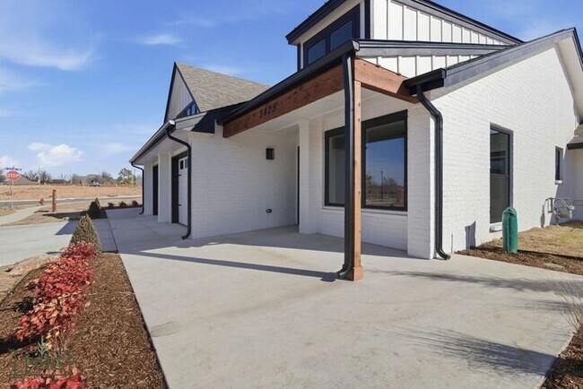 Foto del edificio - Newly Remodeled 2 Bed Duplex – Prime Broken Arrow Location!