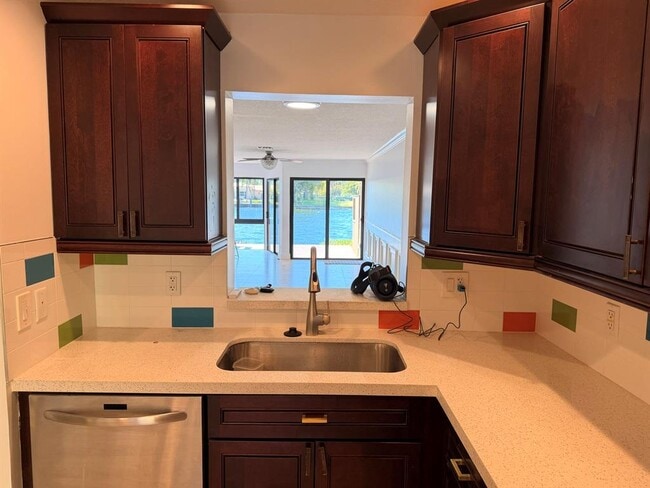 Building Photo - 797 S Riverside Dr