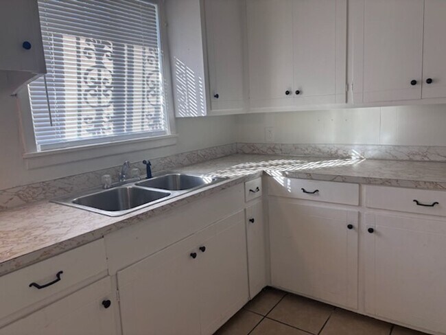 Foto del edificio - 3715 Skyline Dr