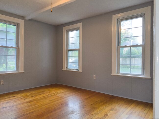 Building Photo - 136 Maple St