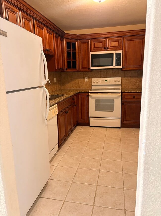 Building Photo - Riverside Condo, corner unit