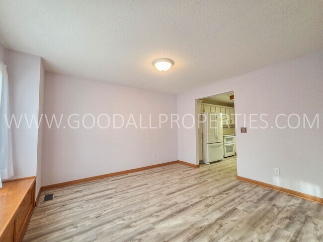 Foto del edificio - Comfortable Living with Ample Storage & 3-Car Garage Home in West Des Moines