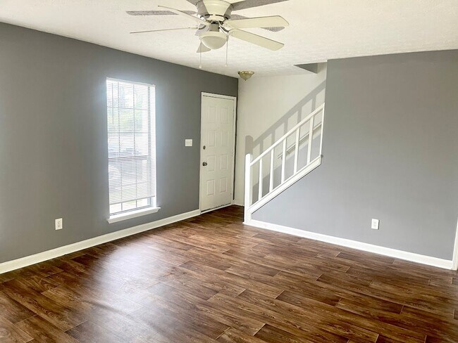 Foto del edificio - Welcome to this charming 2-bedroom, 1.5-bathroom home located in the vibrant community of Stockbr...