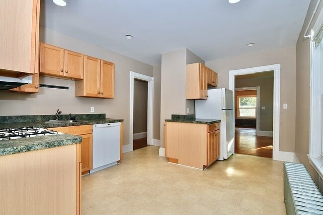 Building Photo - 392 Reedsdale Rd