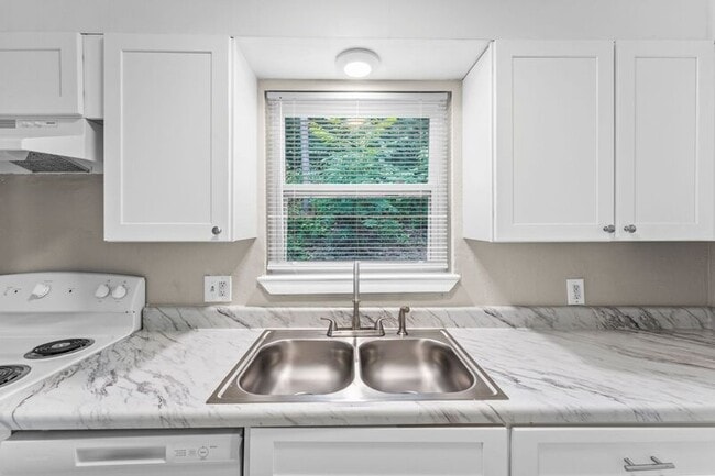 Building Photo - 918 Donaldson Rd