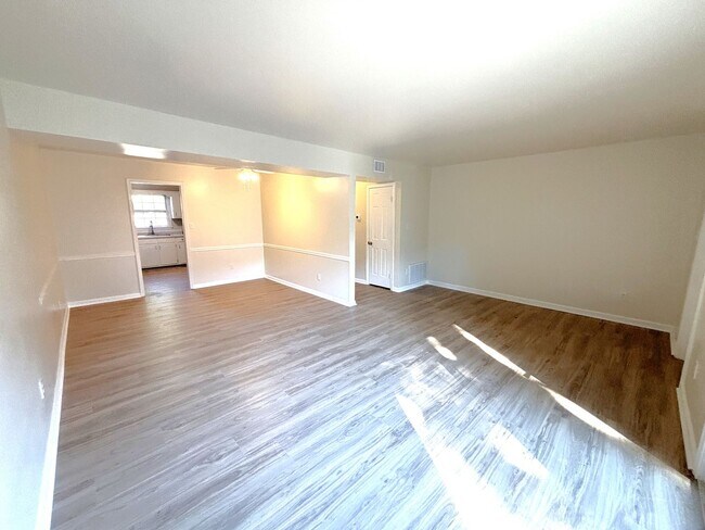 Building Photo - 3 bedroom/ 1.5 bathroom- Courthouse Green