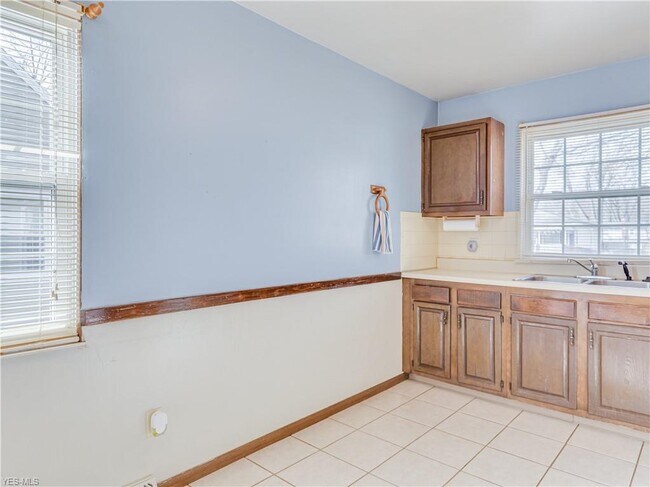 Building Photo - 813 Shoshone Ave