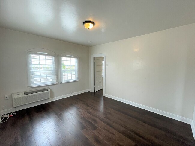 Building Photo - Charming Second Floor Apartment Home