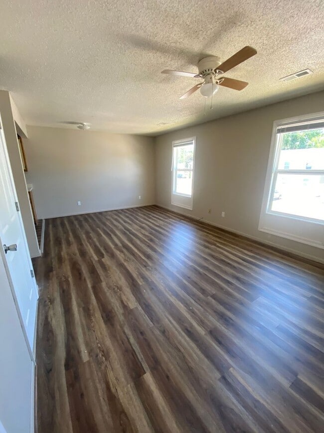 Building Photo - Affordable 2 Bedroom 1 Bath Apartments