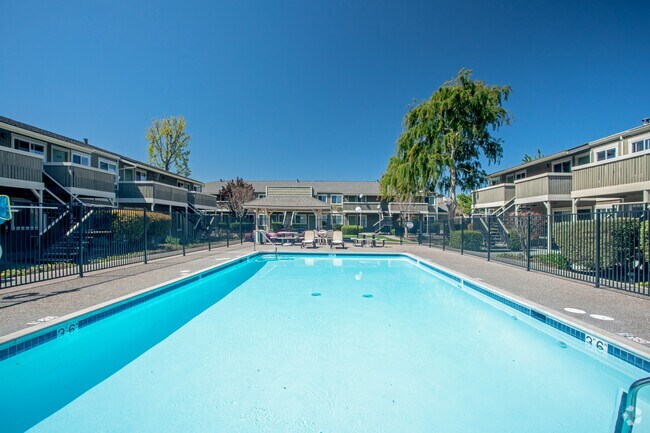 Piscina - Mathilda Garden Apartments
