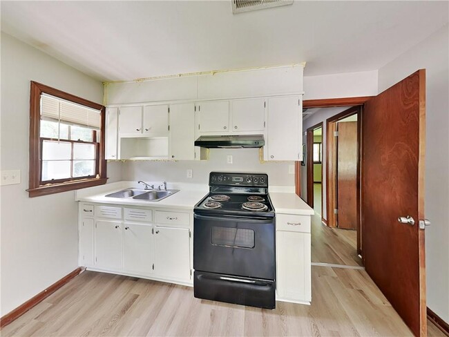 Building Photo - 6080 Mulberry St