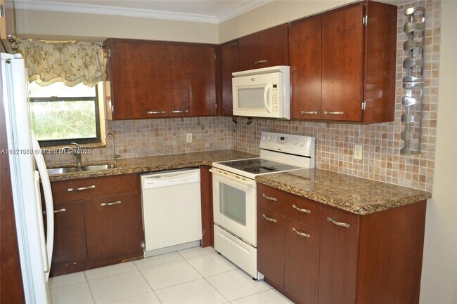 Foto del edificio - 491 Racquet Club Rd