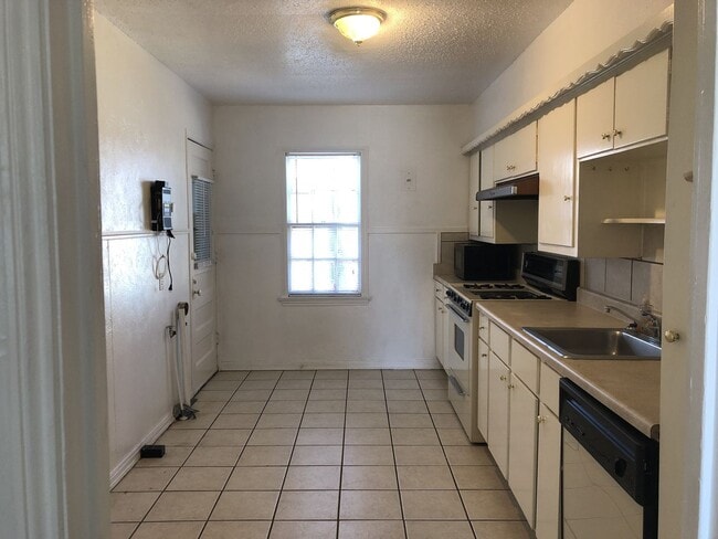 Building Photo - Come Home to Your Amazing Space!