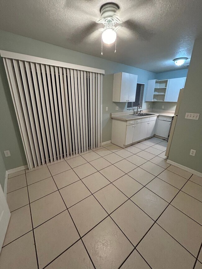 Foto del edificio - Beautiful Spacious Home with 4 Bedrooms, Y...