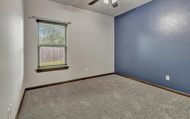 Building Photo - 304 SW 172nd Cir