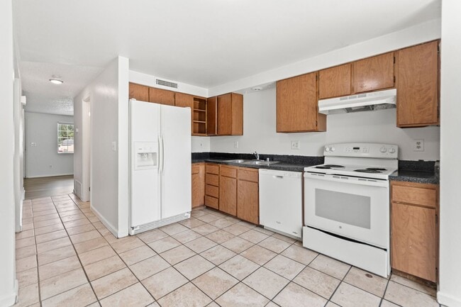Building Photo - 2 Bedroom Townhome - Spacious!
