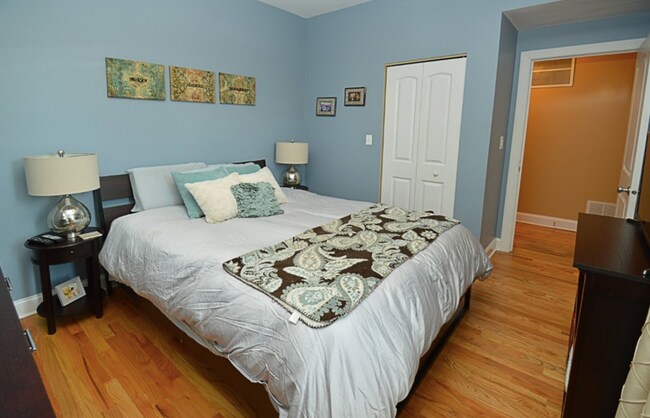 Building Photo - 3740 N Wilton Ave