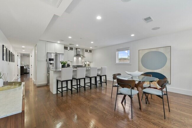 Foto del edificio - 439 E 3rd St