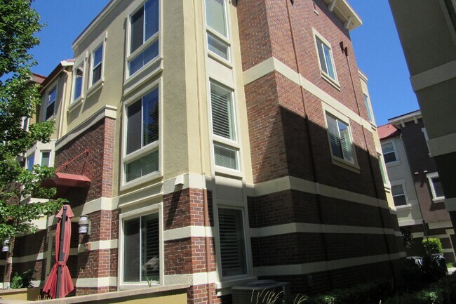 Building Photo - Gorgeous 4 Bed, 3.5 Bath End Unit Townhome in Perfect Dublin Location