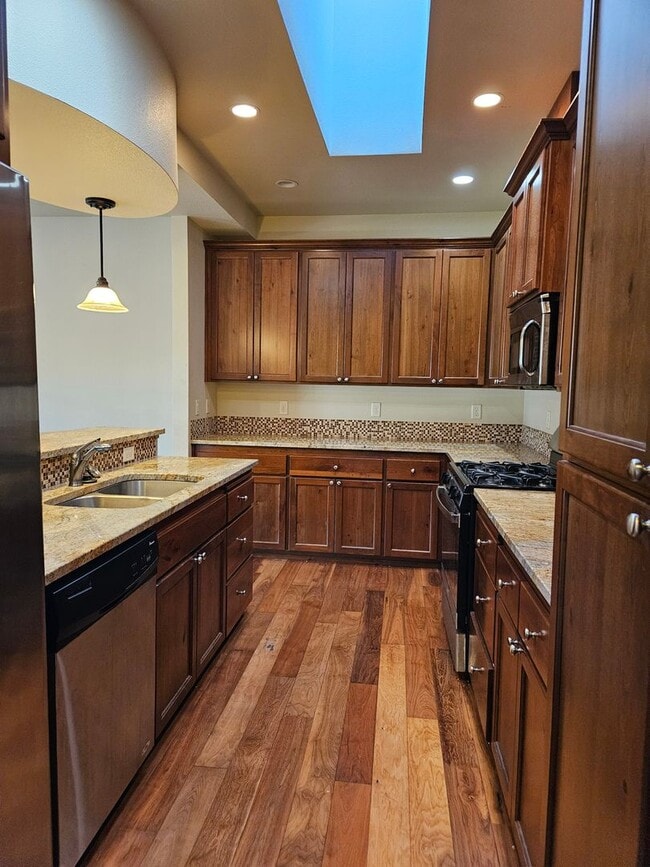 Building Photo - 3Bd/2Ba Two story townhouse - Available to View!