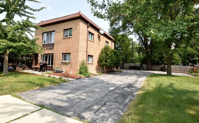 Building Photo - 3320 S Schauer Ave
