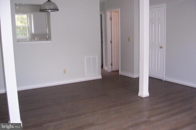 Building Photo - 203 Sutton Ct