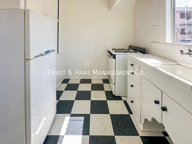 Building Photo - 1618 1/2 E. 4th St.-