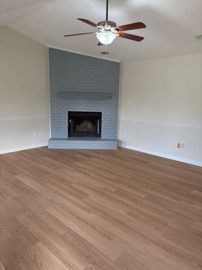 Foto del edificio - 121 Pine Lakes Cir