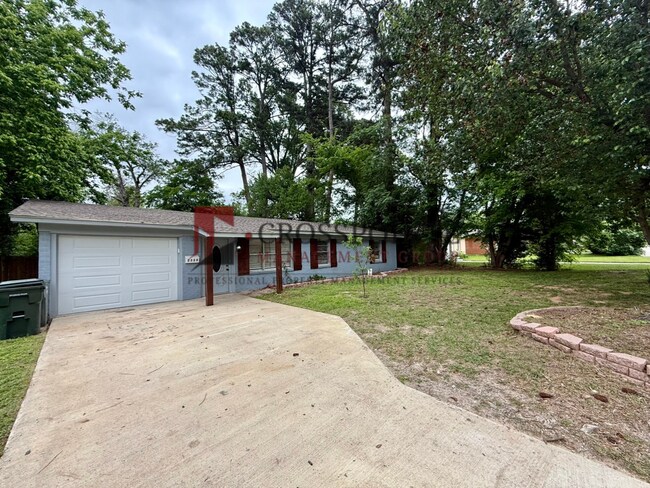 Building Photo - Newly Renovated 3 Bedroom 1.5 Bathroom Home!