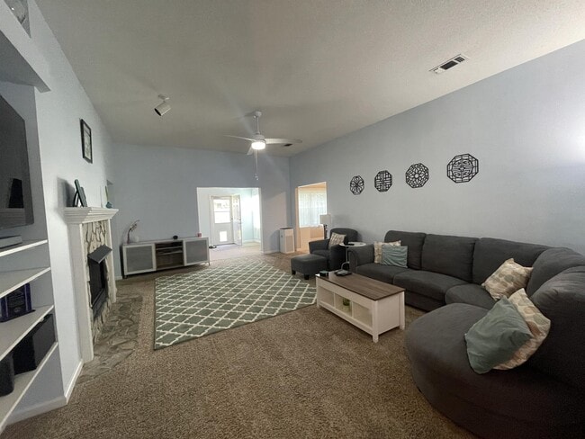 Building Photo - 1902 Mistral Ln W