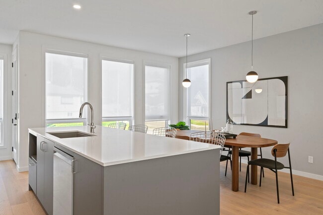 Building Photo - 8 8 St SE