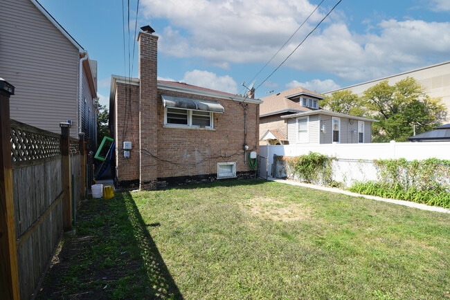 Building Photo - 5109 S Richmond St