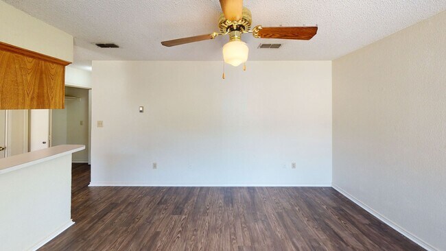 Building Photo - Walking Distance to UNT