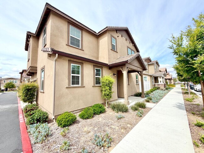 Foto del edificio - 3 bedroom Solar Home in Heirloom Farms for LEASE!