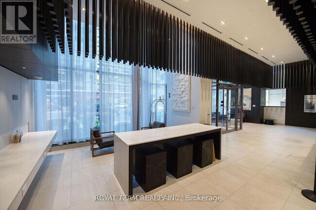 Photo du bâtiment - 4065 Confederation Pkwy
