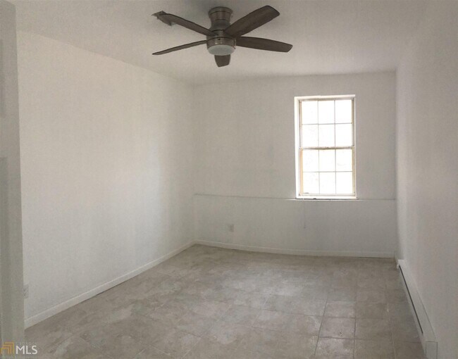 Foto del edificio - 329 Clayton Ave
