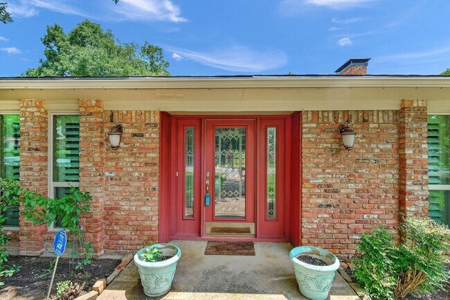 Building Photo - WEST SHERMAN 5/3/3 BEAUTY FOR LEASE!