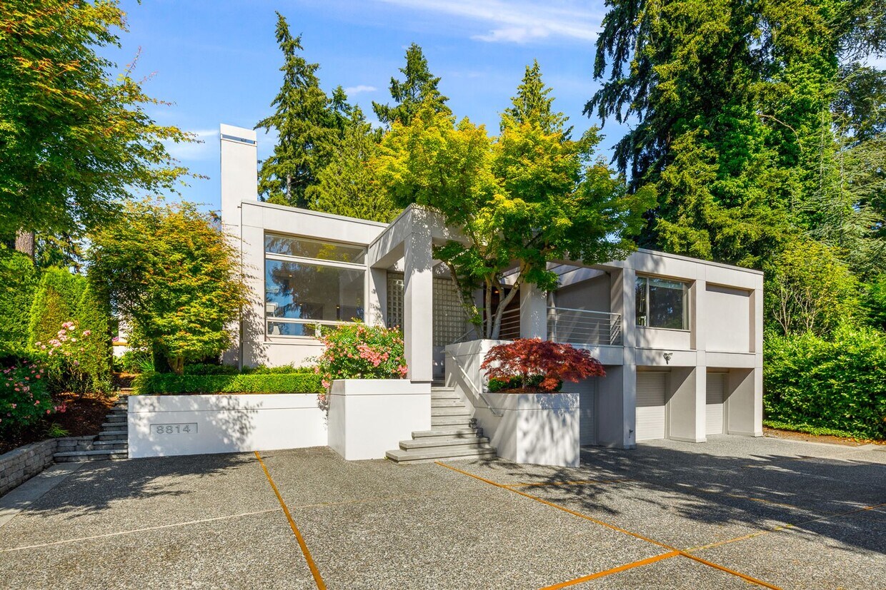 Medina 5 Bedroom Landscaping Included House Rental in Medina, WA