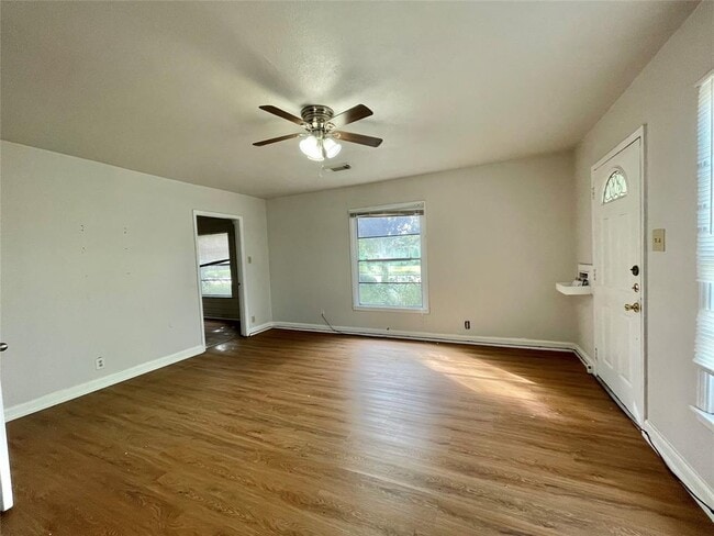 Building Photo - 1622 W 8th St