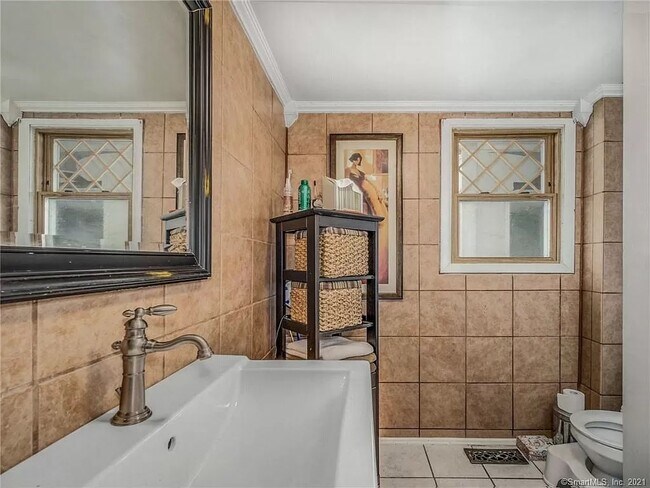 Full Bathroom - 1292 N High St