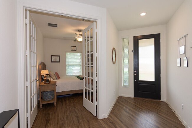 Building Photo - 501 Sixpence Ln