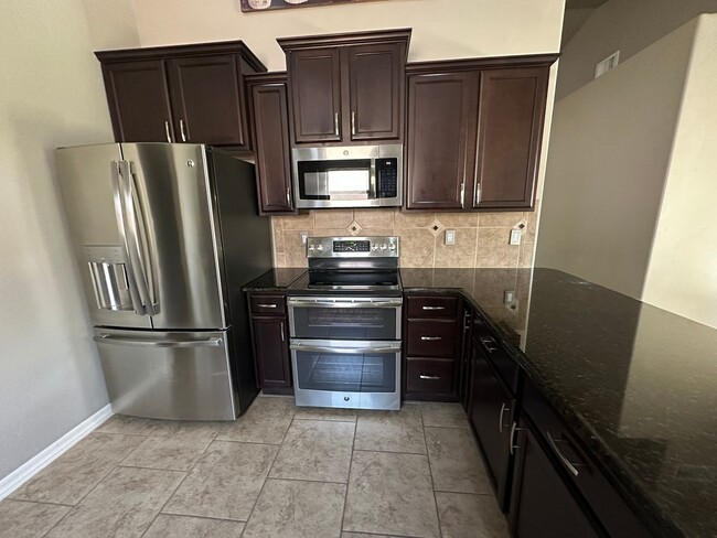 Building Photo - 3 Bed 2 Bath Home