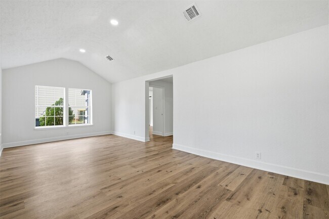 Building Photo - 915 W Lewis St