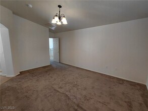 Building Photo - 452 Crocus Hill St